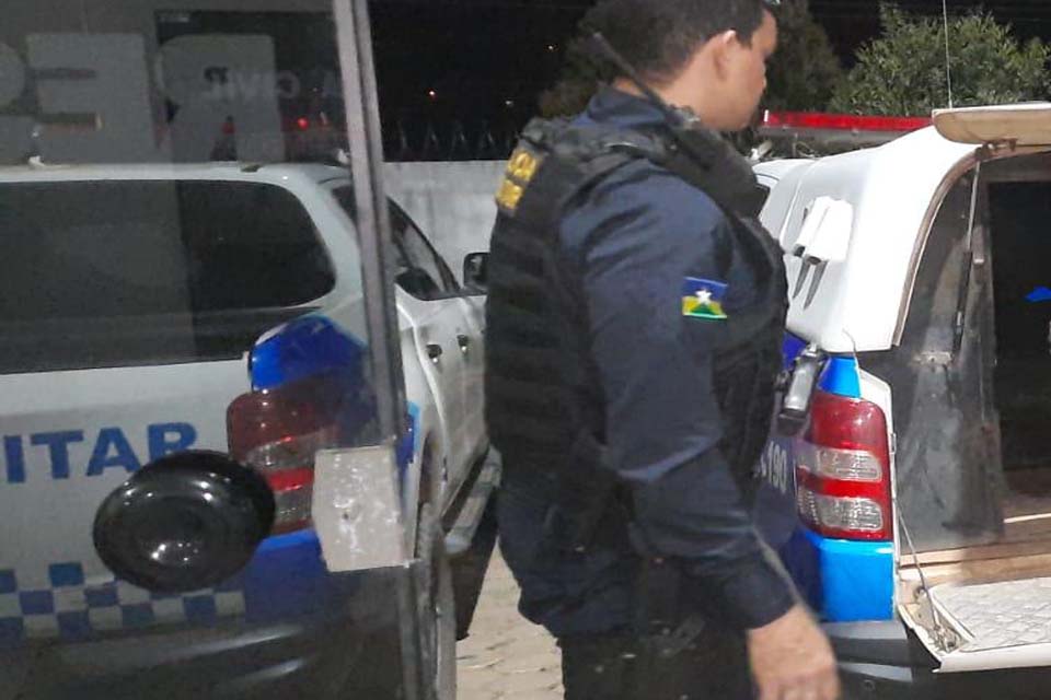 Dupla é presa após ameaçar atirar em criança durante assalto