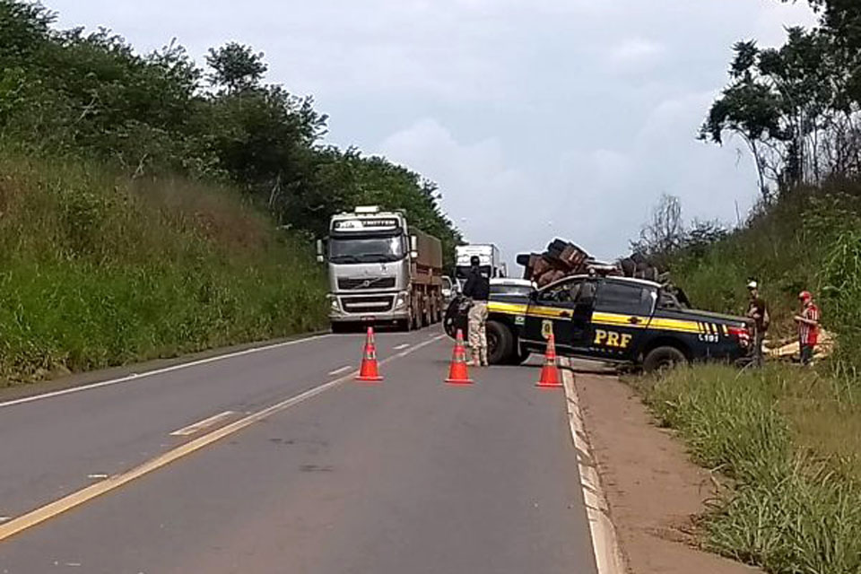 BR-364: carreta tomba as margens da rodovia próximo ao trevo de acesso a Colorado