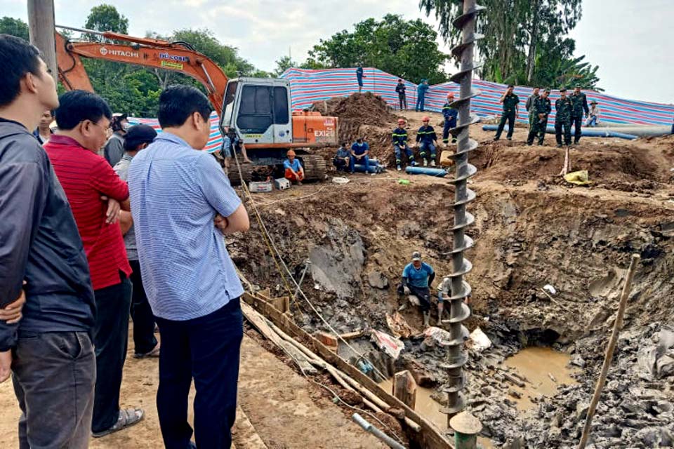 Exército tenta resgatar garoto caído em buraco de 35 metros no Vietnã