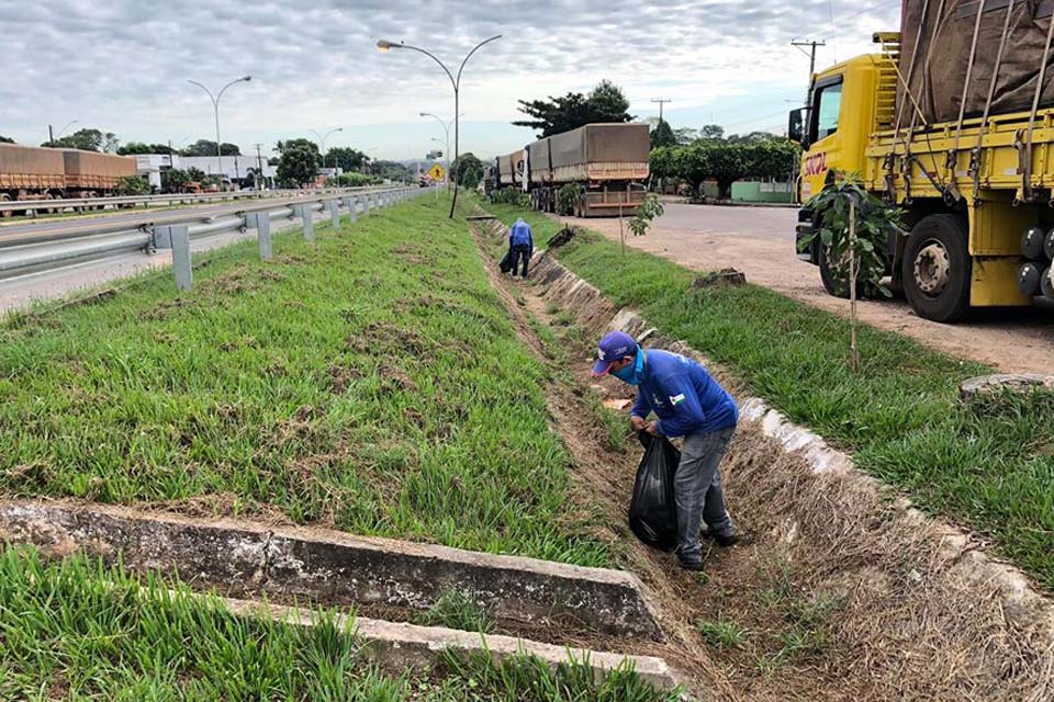 Secretaria Municipal de Obras retira tonelada de lixo da avenida 30 de junho