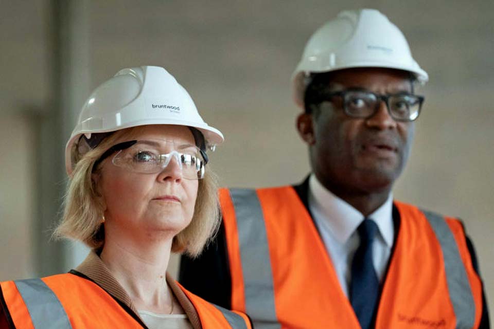 Ministro das Finanças britânico é demitido por Liz Truss em plena tempestade política