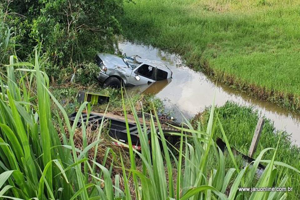 Caminhonete cai em ribanceira após desviar de carretas na BR-364