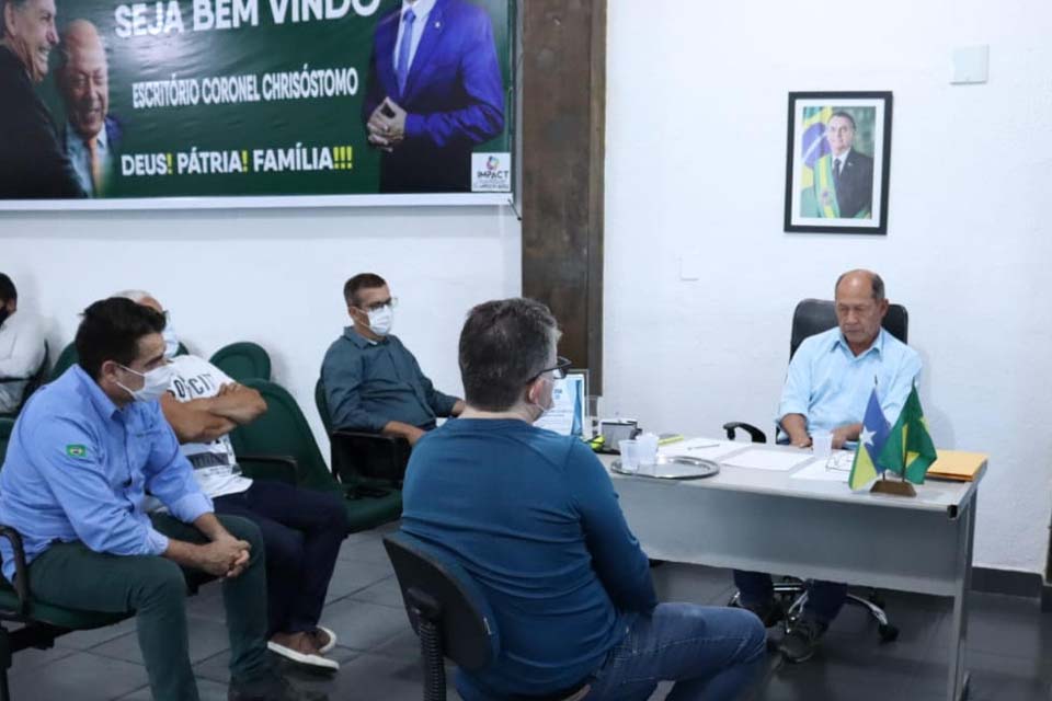 Deputado Coronel Chrisóstomo recebe documento a ser entregue ao presidente Bolsonaro pela Comissão da Transposição