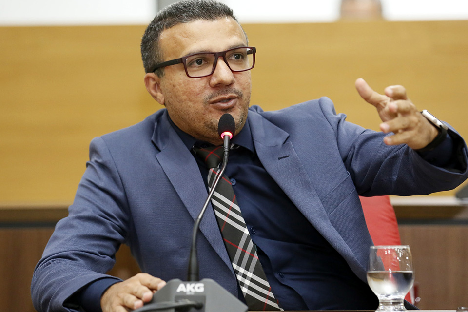Alex Silva pede a Seduc o restabelecimento de energia em escola da Capital