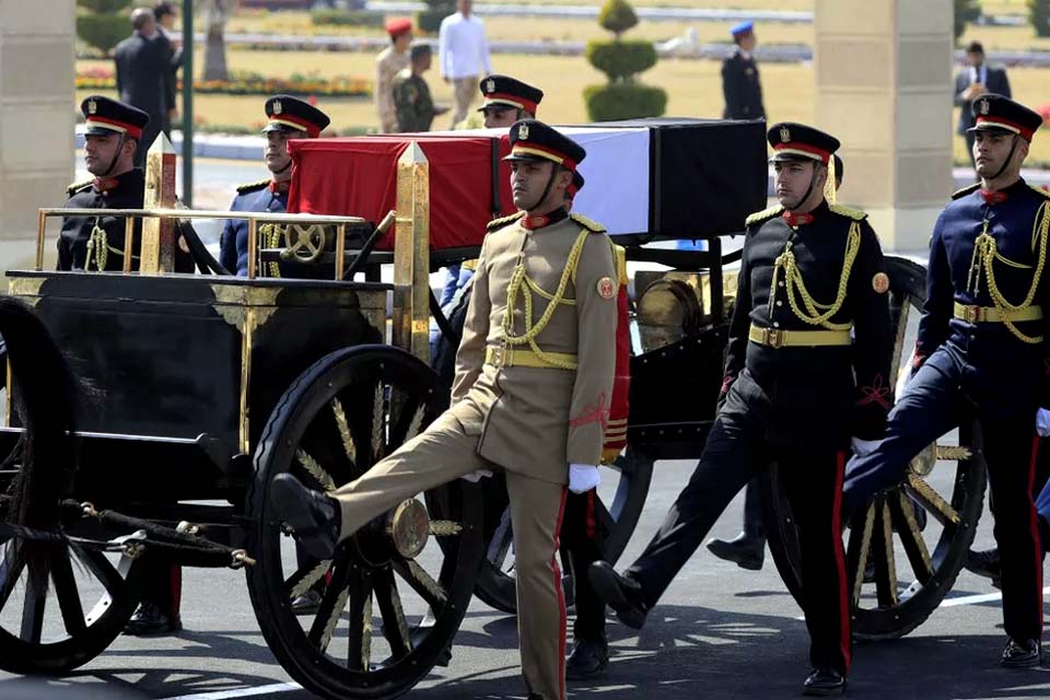 Egito se despede de Mubarak com honras militares