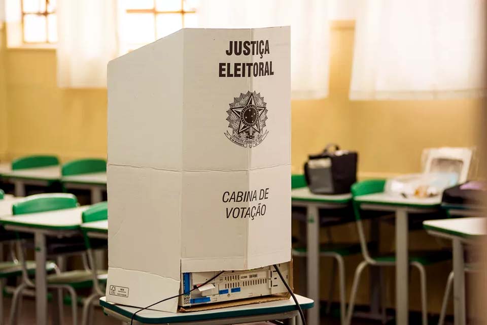 TSE diz que eleitor deve entregar celular antes de entrar na cabine de votação