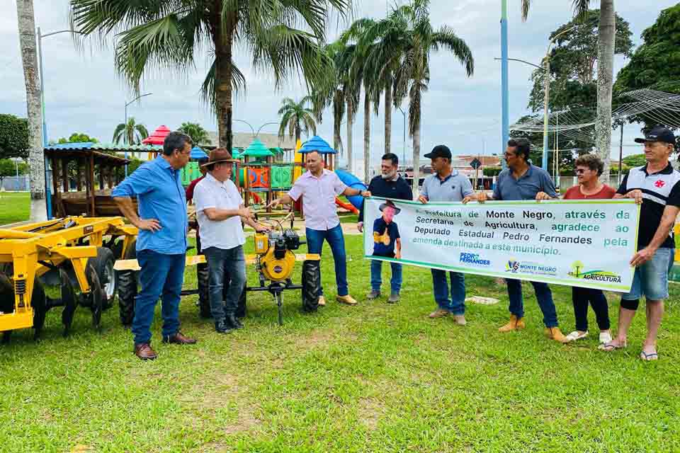 Deputado Pedro Fernandes entrega implementos agrícolas para fortalecer a agricultura familiar em Monte Negro