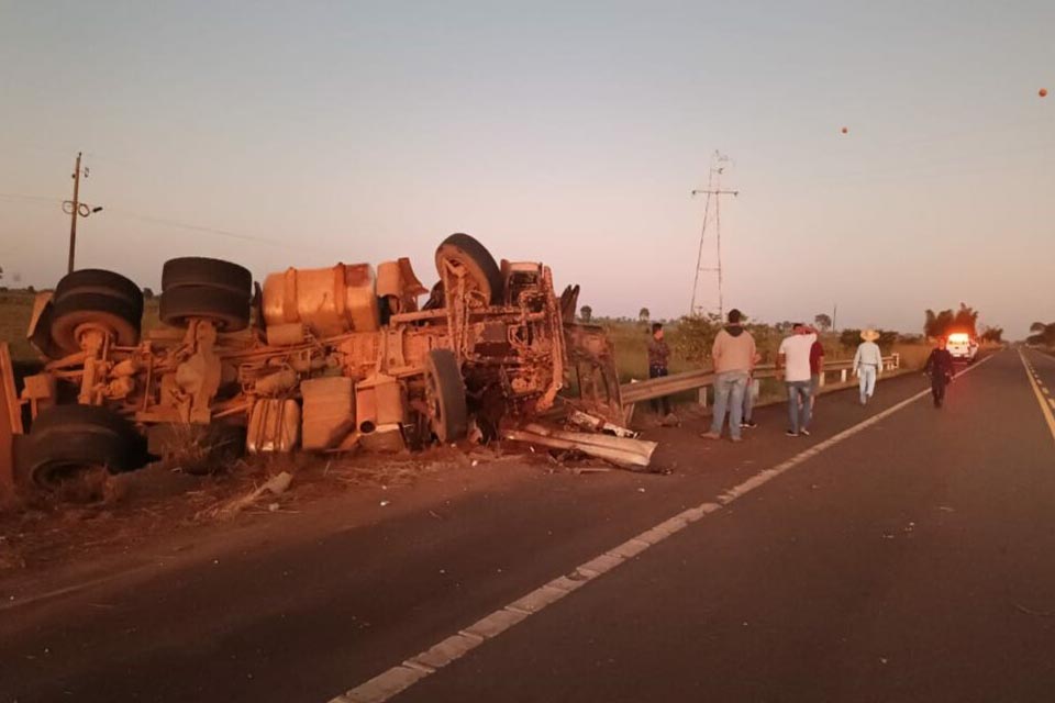 Motorista morre preso as ferragens após caminhão tombar na BR-429