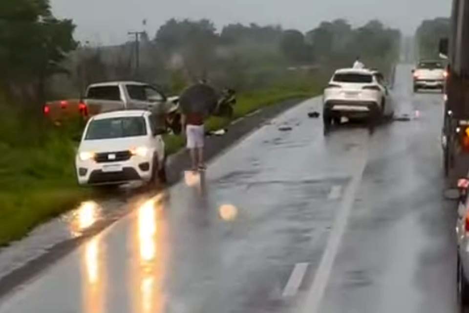 Colisão entre carro e caminhonete deixa quatro pessoas feridas na BR-364