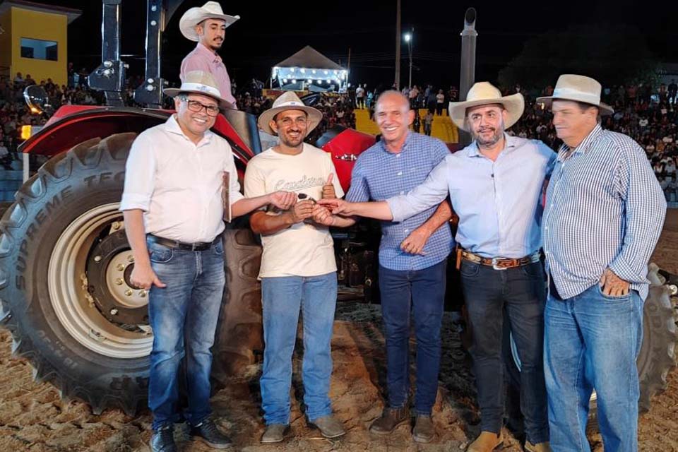 Associação rural em Colorado do Oeste recebe trator agrícola destinado pelo deputado Ezequiel Neiva