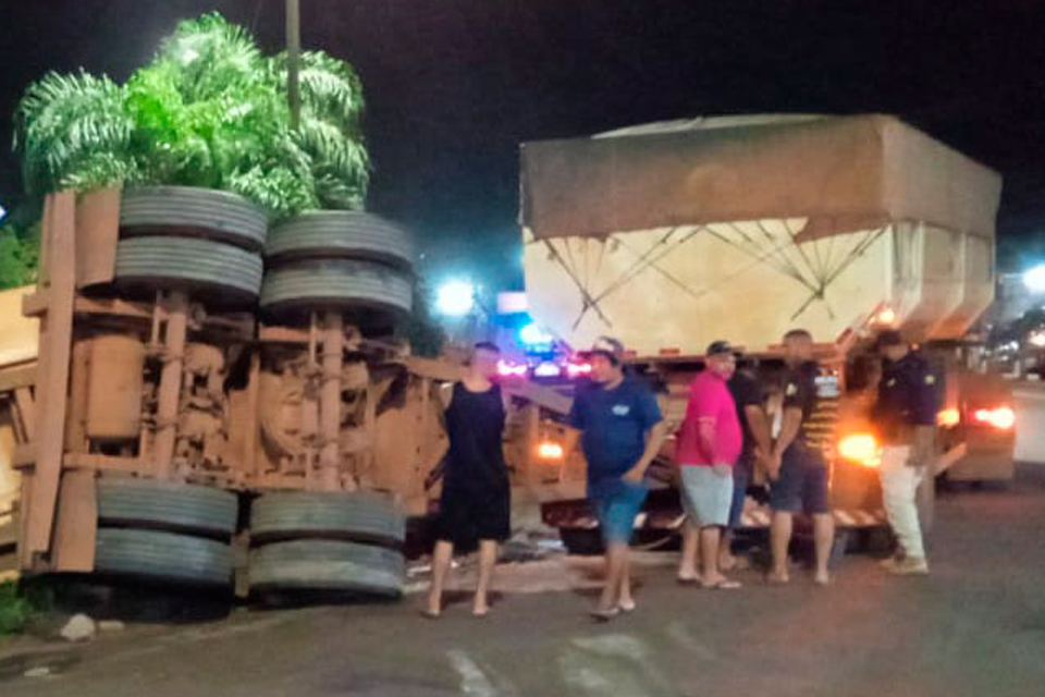 Carreta carregada de soja tomba em buraco durante retorno na BR-364