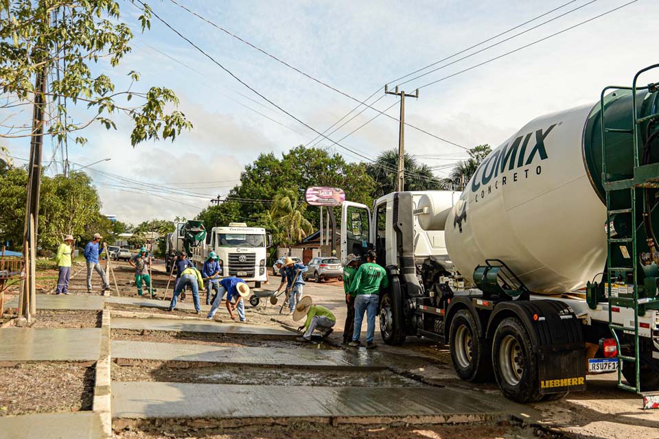 Secretaria Municipal de Obras concreta estacionamento da rua 2 de Abril