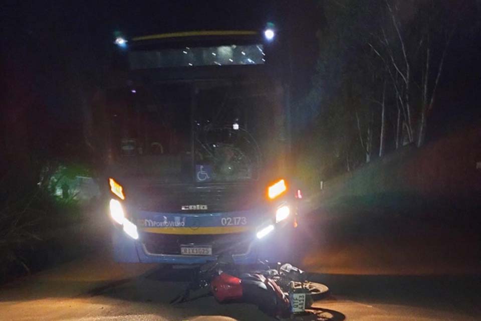 Motociclista é socorrido após colisão com ônibus na Estrada dos Japoneses