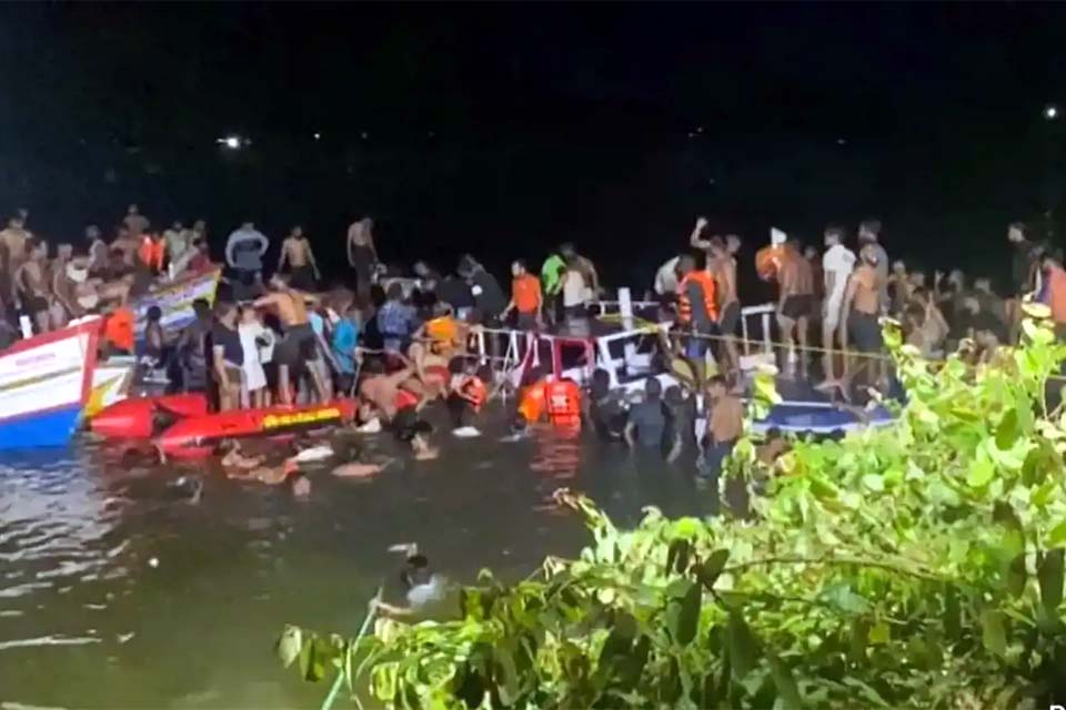 Barco turístico naufraga e causa morte de mais de 20 passageiros na Índia