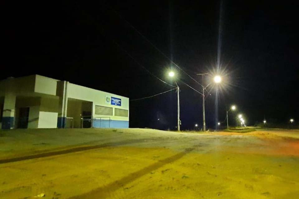 Prefeitura leva rede de iluminação pública para várias Ruas do Setor Industrial
