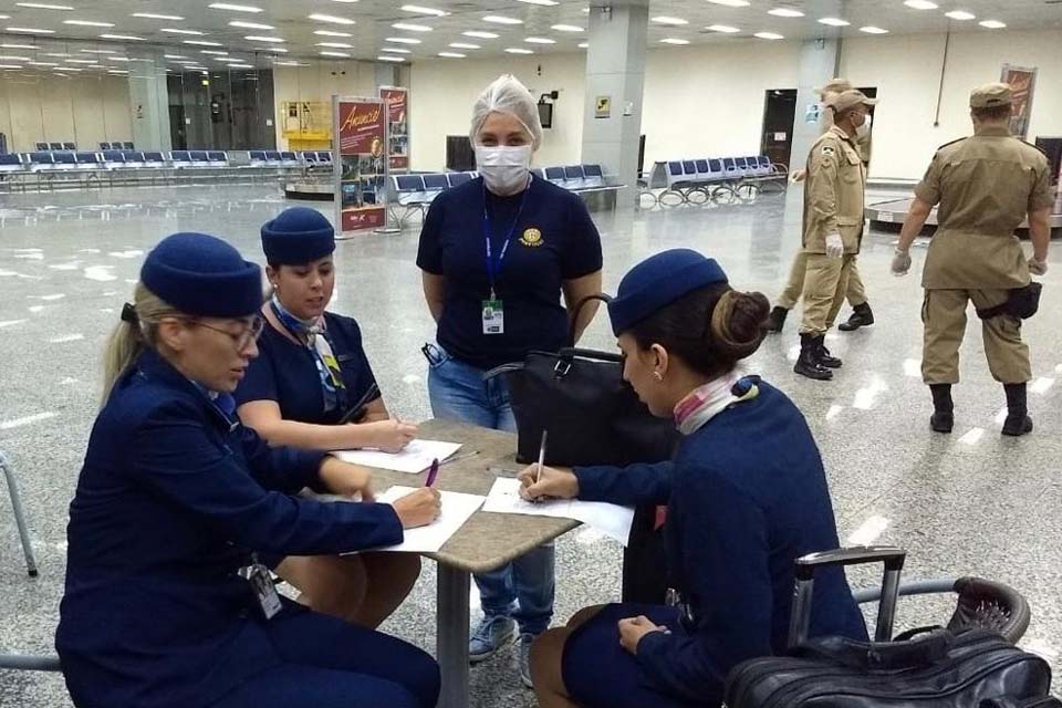 Agevisa e Sesau orientam Passageiros no desembarque no aeroporto da capital