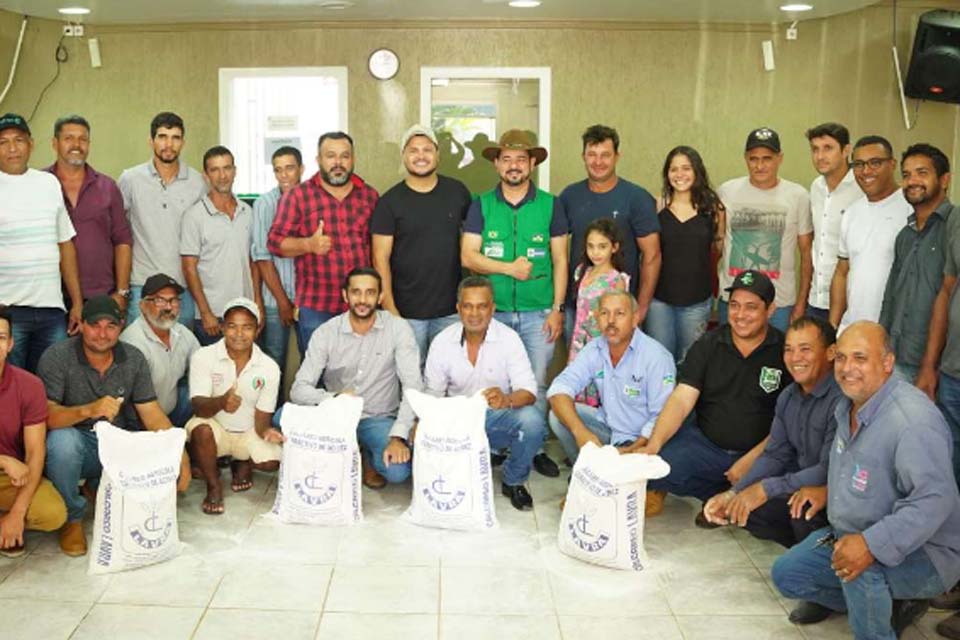 Marcelo Cruz fomenta agricultura familiar de Santa Luzia do Oeste com distribuição de 40 toneladas de calcário