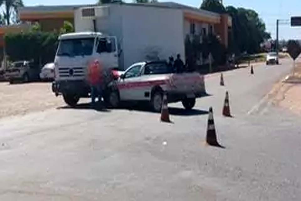 Colisão entre carro e caminhão mobiliza Polícia Militar em Itaporanga