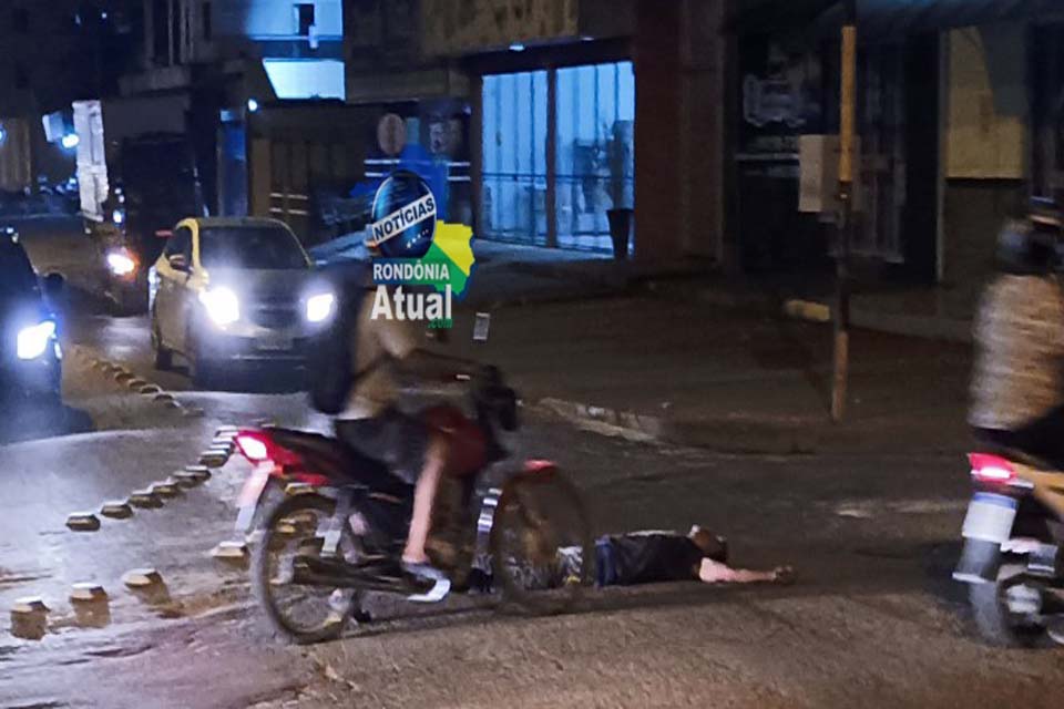 Homem aparentando coma alcoólico cai no meio do trânsito 