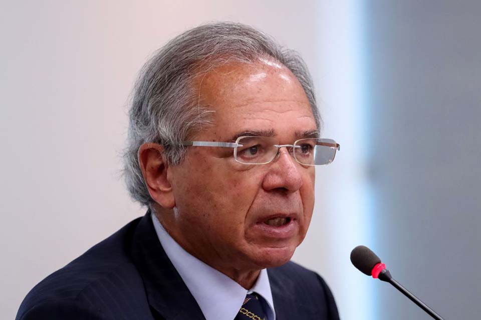 Vacinação em massa é capítulo mais importante da pandemia, diz Guedes