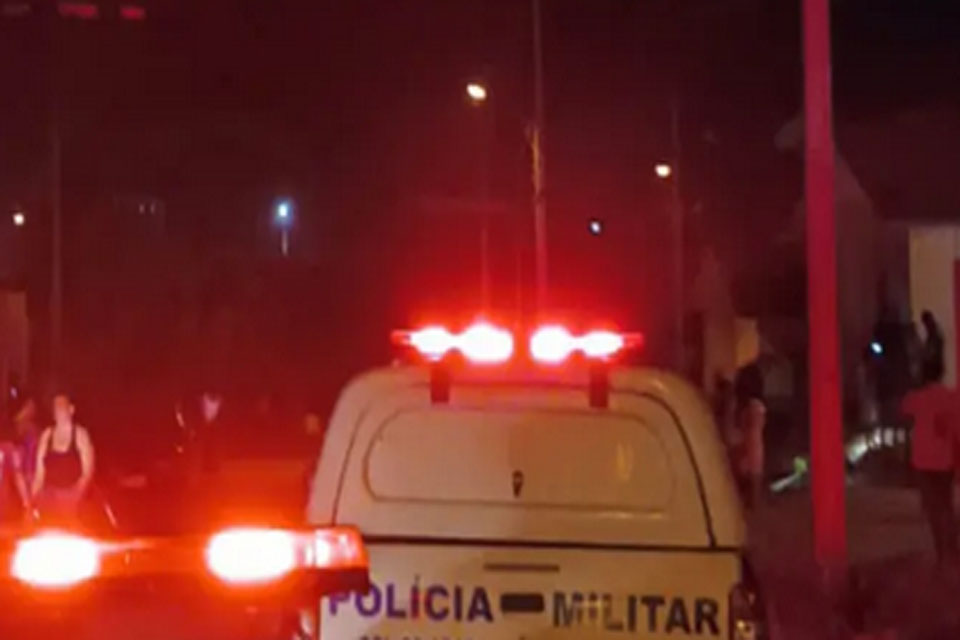 Criminosos armados roubam carro de homem no bairro Triângulo