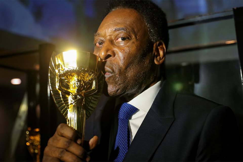 Pelé tem instabilidade respiratória e é transferido para UTI