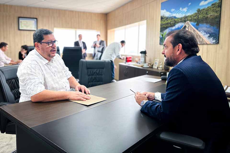 Deputado Laerte Gomes recebe em seu gabinete o prefeito de Machadinho Paulo da Remap 