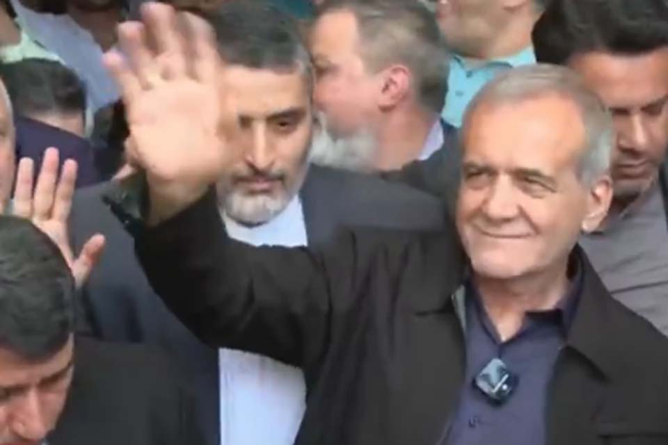 Moderado e reformista, Masoud Pezeshkian vence eleições presidenciais no Irã