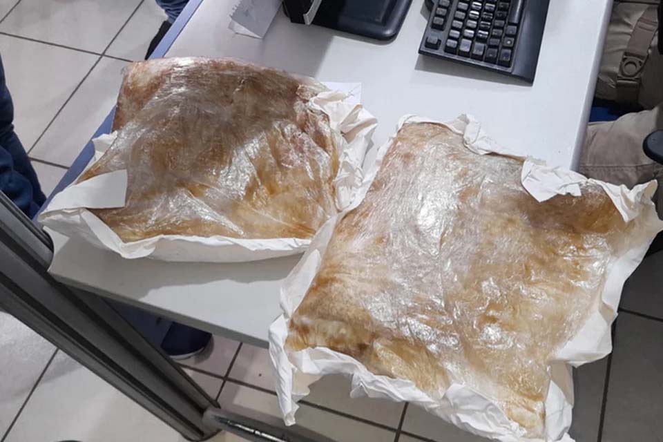 Adolescente é apreendida com 3kg de cocaína presa ao corpo em ônibus