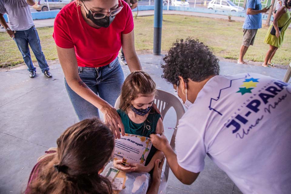 Vacinação contra a Covid em crianças acima de 6 meses será realizada às quintas