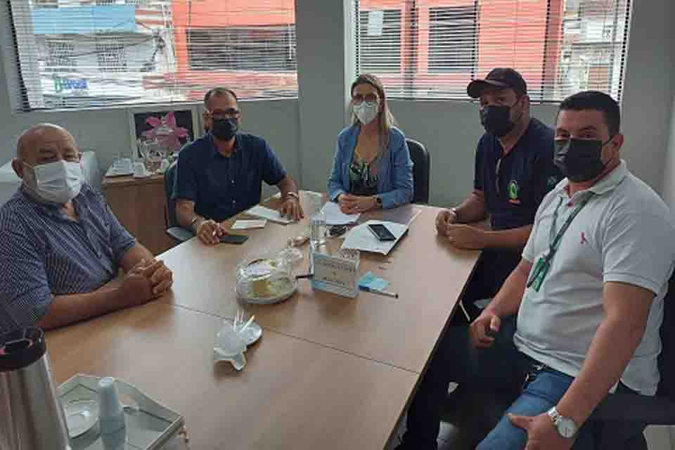 Diretores do SINTESV-RO reúnem com Secretária da SEMED para discutirem pagamento dos vigilantes da HR