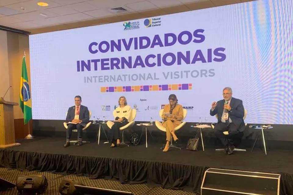 Ministros do TSE defendem urnas e democracia em encontro com observadores internacionais