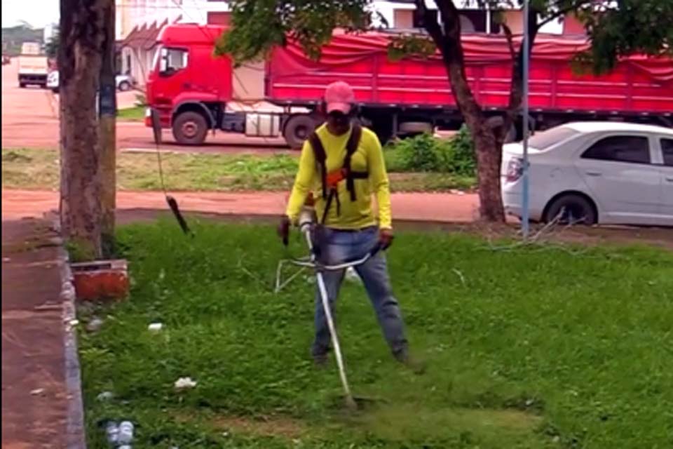 Semosp de Guajará-Mirim realiza serviço de limpeza urbana em praças e prédios públicos