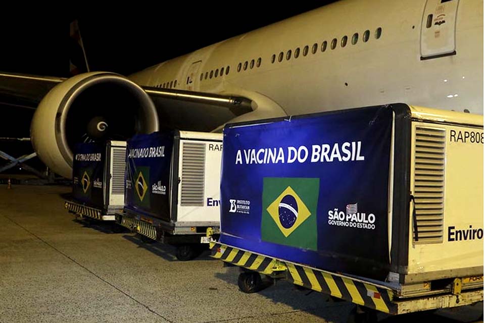 Avião da China chega a SP com insumos para 8,6 milhões de vacinas