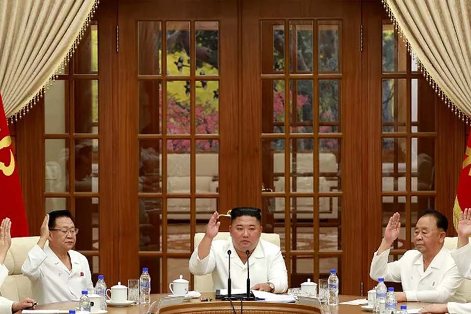 Coreia do Norte divulga imagens de Kim Jong-un em meio a especulações sobre estado de saúde