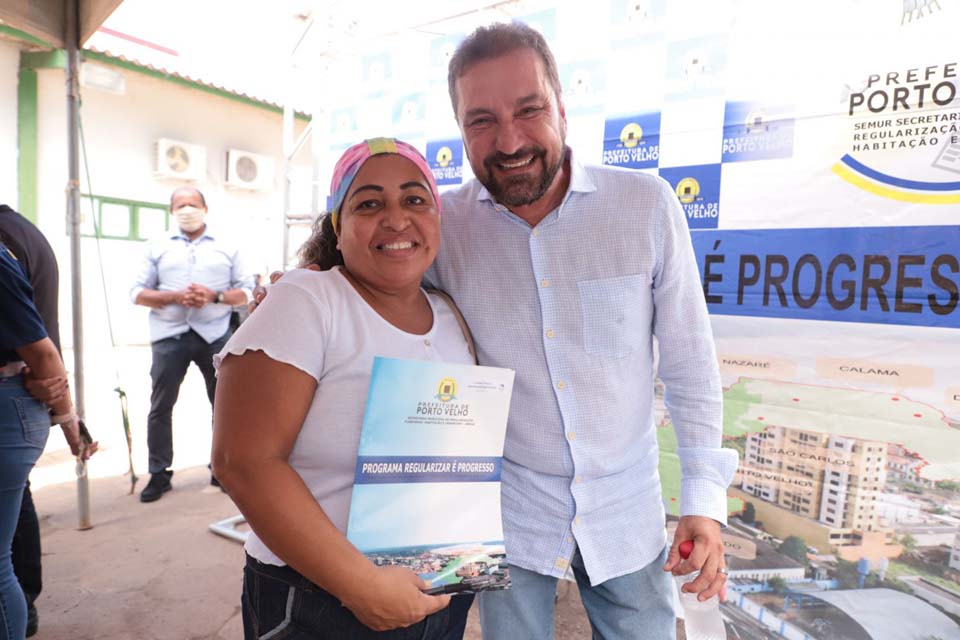 Centenas de Títulos de Legitimação foram entregues pelo prefeito Hildon Chaves aos moradores dos bairros e Distritos de Porto Velho