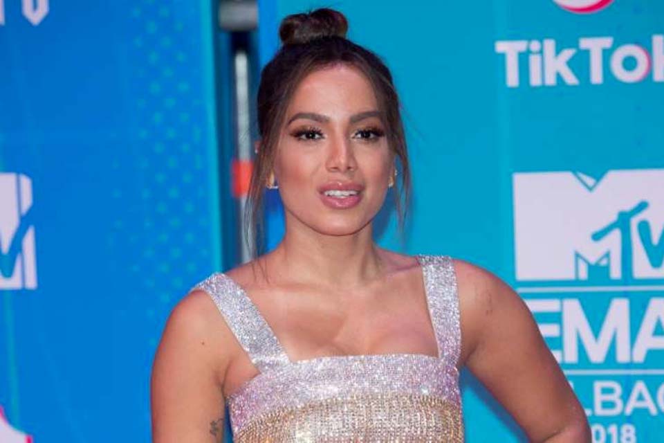 Anitta dá resposta atravessada à influenciadora e repercute na web