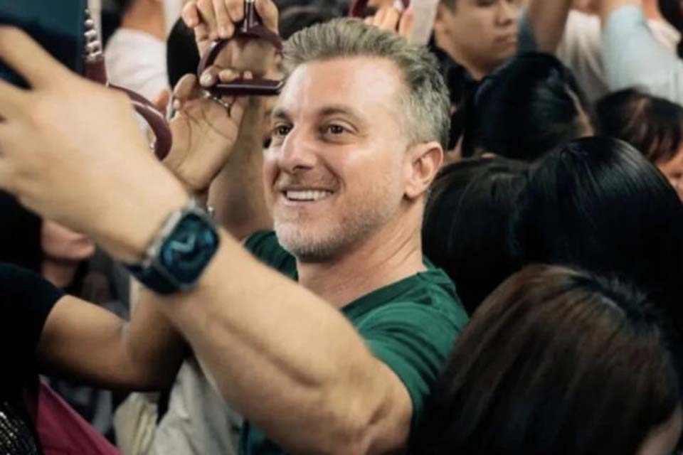 Luciano Huck anda em metrô lotado na China: 'Loucura'