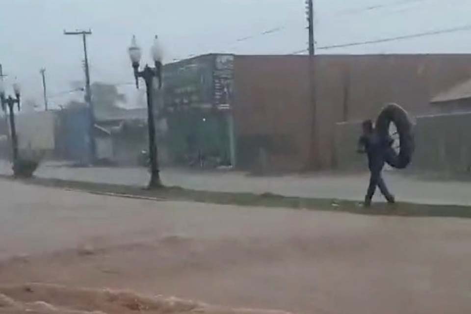 Vendaval e forte chuva causam prejuízos no município de Alvorada do Oeste