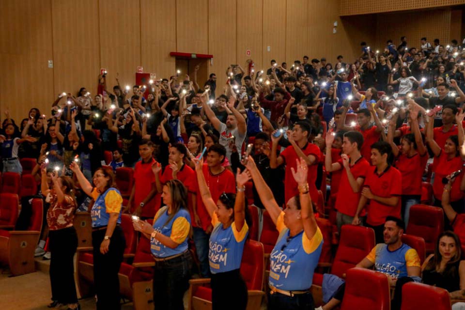 Mais de mil alunos participam do aulão “Tô Ligado no Enem” no Teatro Palácio das Artes, em Porto Velho