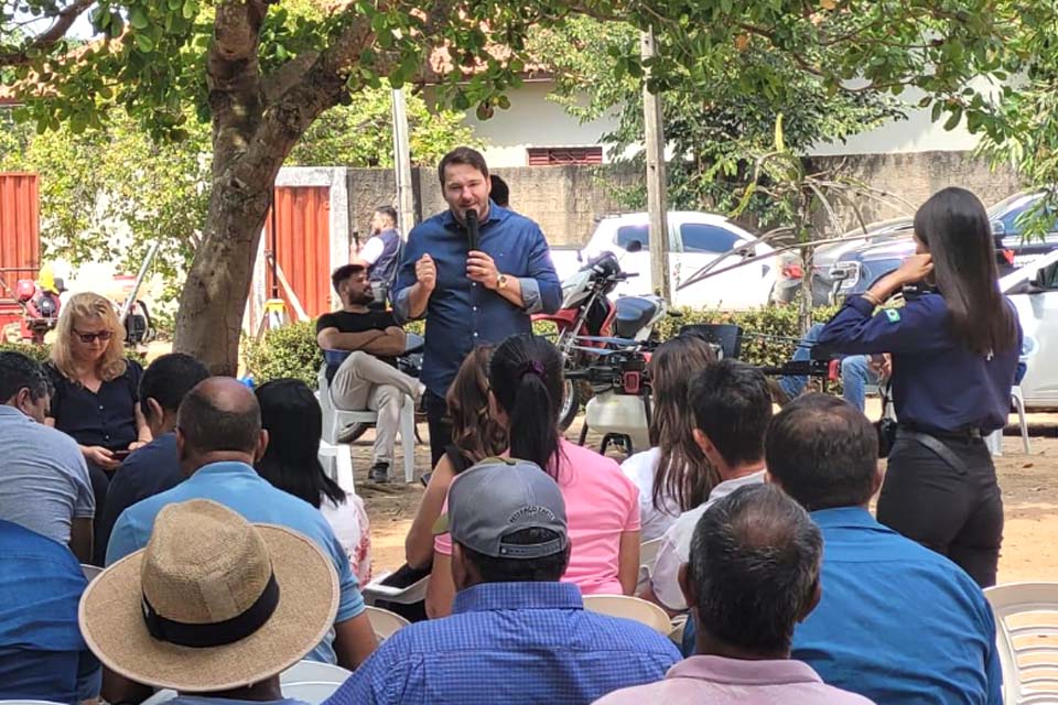 Alex Redano entrega implementos ao homem do campo e reforça compromisso em Theobroma