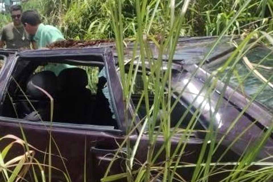 Carro capota deixando três pessoas feridas em Rolim de Moura