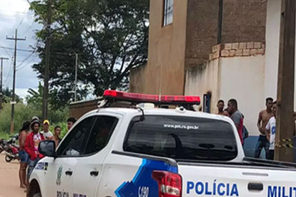 Homem transtornado é preso após furtar arma do irmão PM e fazer disparo