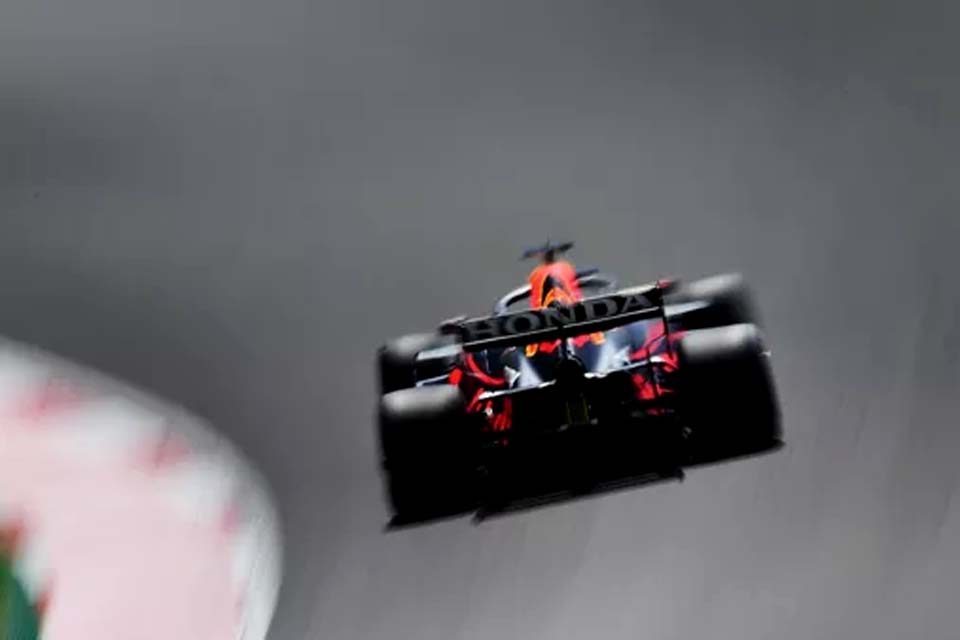 Verstappen dá as caras e lidera terceiro treino livre