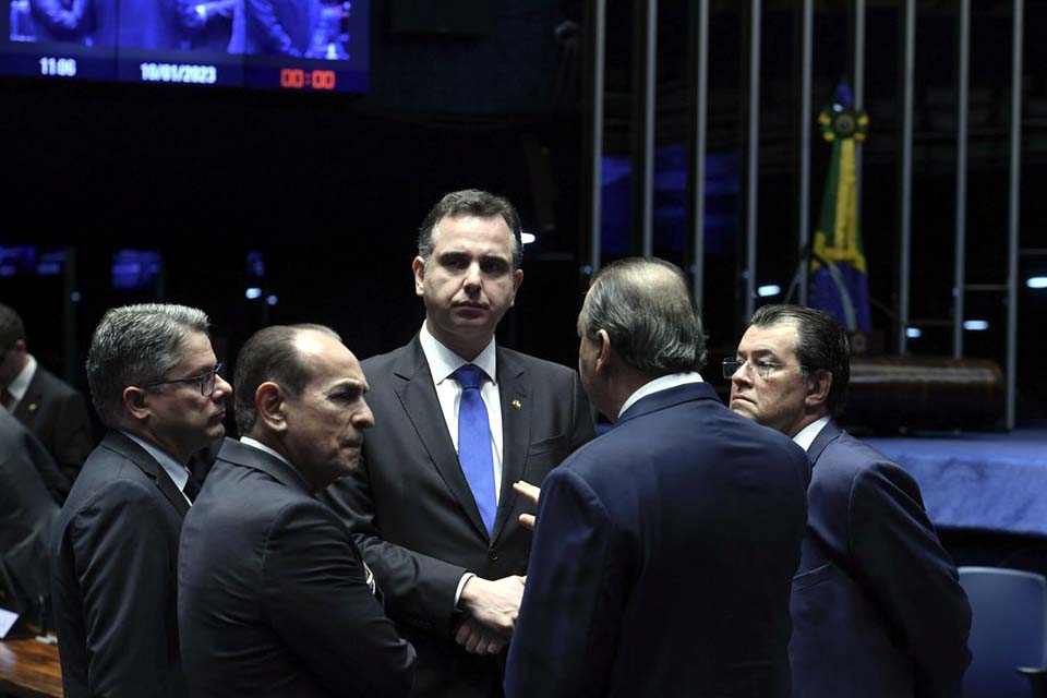 “O Brasil não vai ceder diante de golpismos”, diz presidente do Senado