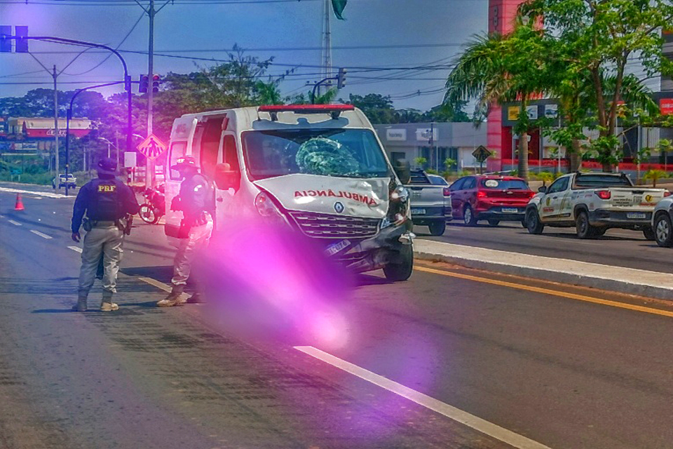 Motociclista tem perna dilacerada em acidente com ambulância na BR-364