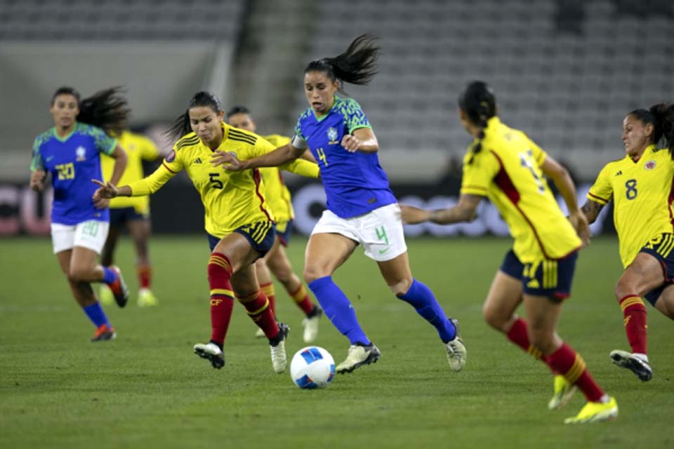 Seleção feminina de futebol vence e se classifica na Copa Ouro