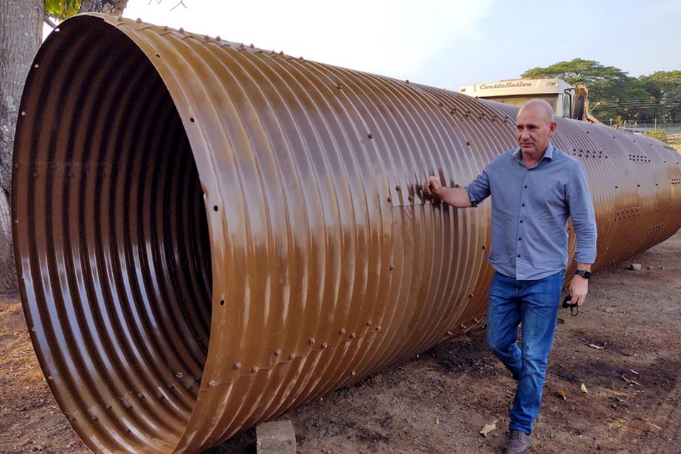 Tubos armcos destinados pelo deputado Ezequiel Neiva começam a ser instalados no rio Pires de Sá, em Vilhena