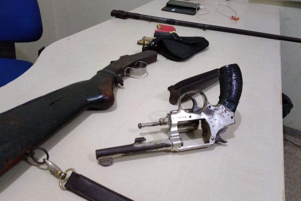 Polícia Militar Ambiental apreende homem com duas armas de fogo