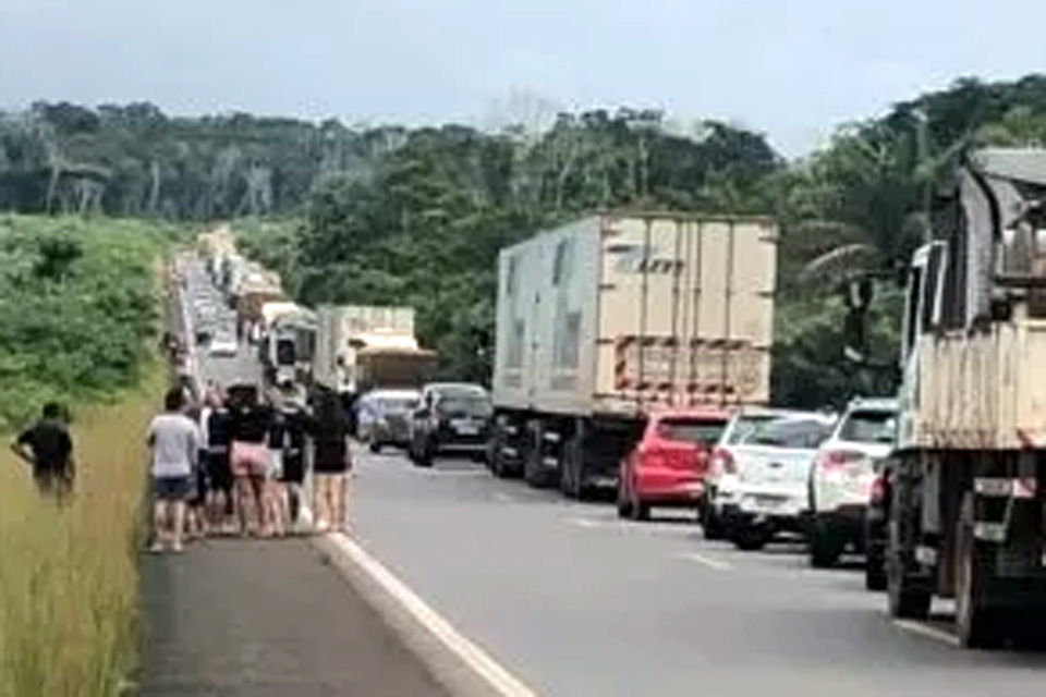 Caminhão tomba e trânsito está interrompido na BR-364 